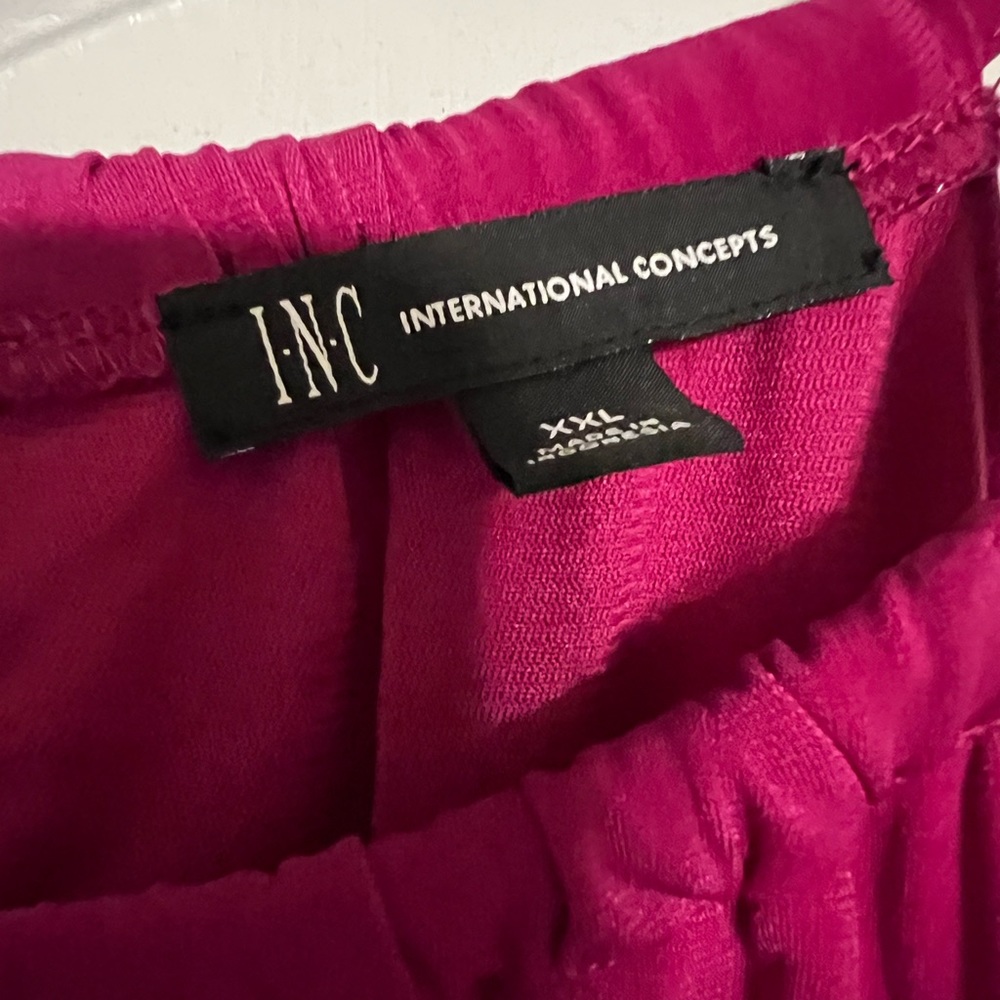 Beautiful pink halter tie waist top.